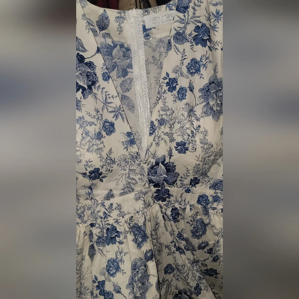 Muy Muy Floral Blue and White Dress Size LARGE - Picture 2 of 5